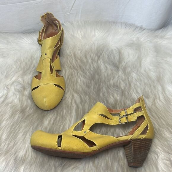Anthropologie Sachelle Mustard Yellow Leather Heels Sz 38/US 8 - Picture 1 of 6